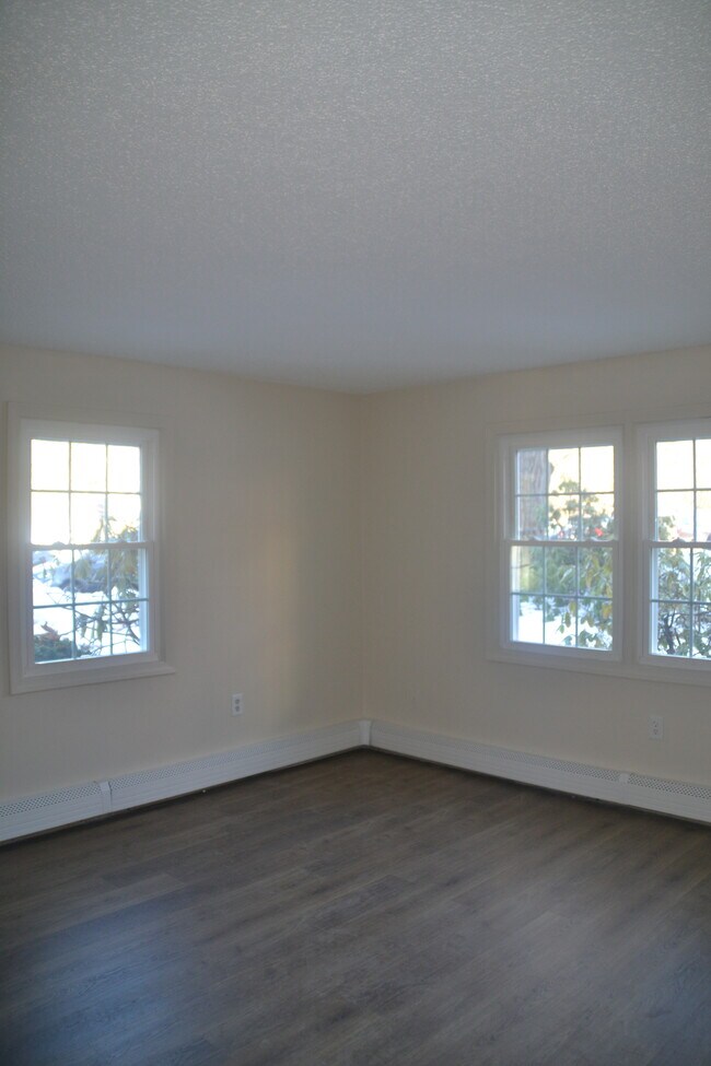 Building Photo - 12 St James Pl