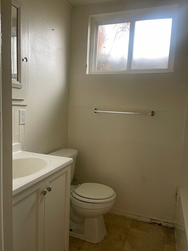 Building Photo - Two Bedroom in Golden in a Quiet Complex