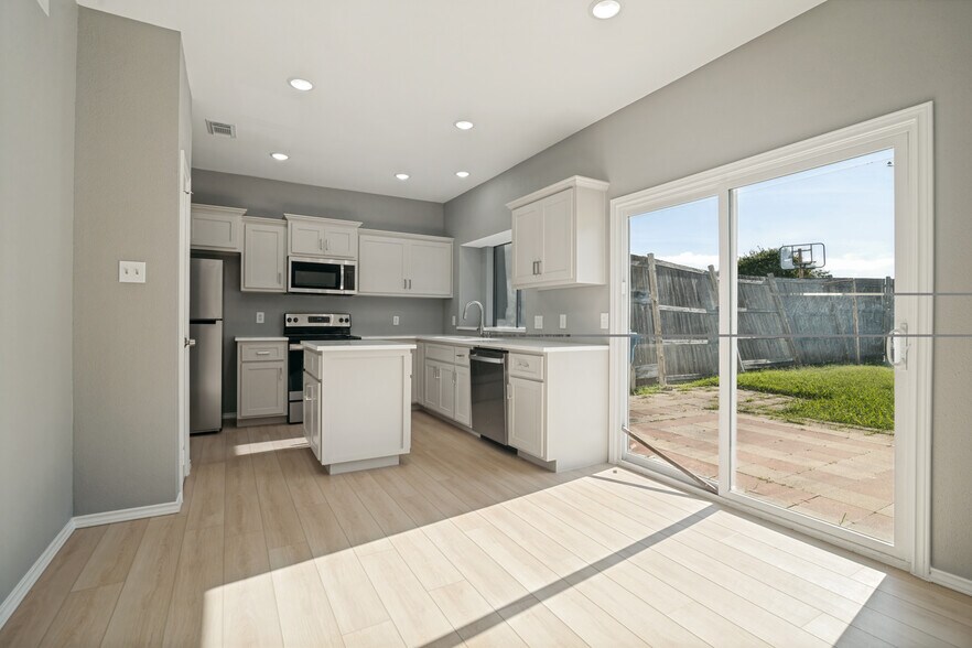Kitchen - 2700 Cornell Dr