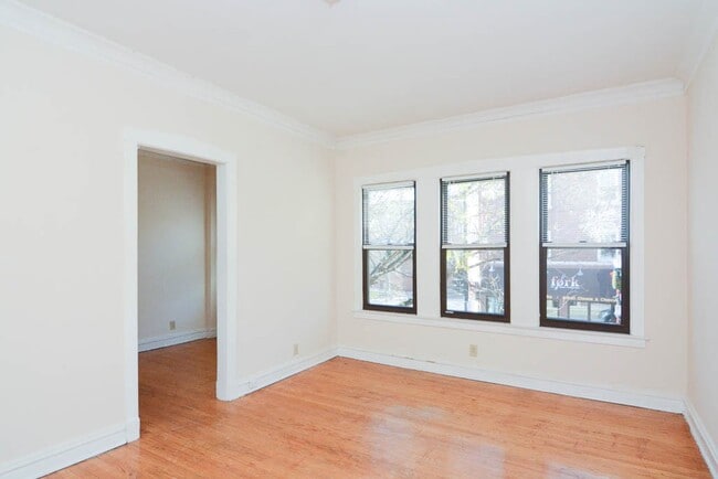 Building Photo - 2226 W Wilson Ave