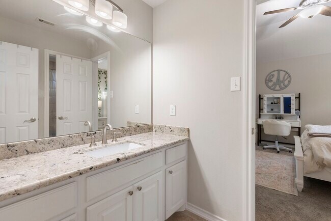 Building Photo - 6223 Pinewood Heights Dr