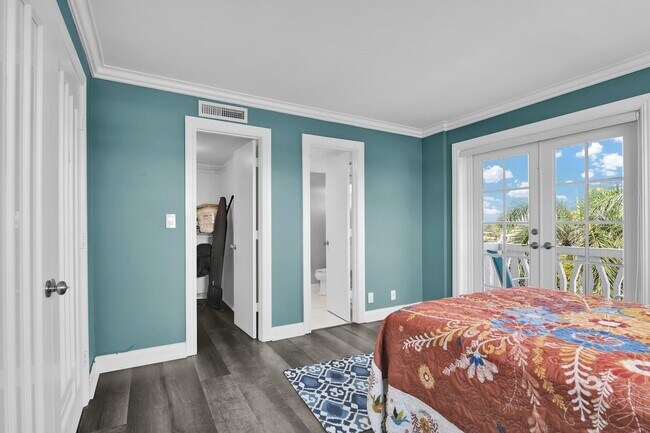 Building Photo - 1169 Hillsboro Mile