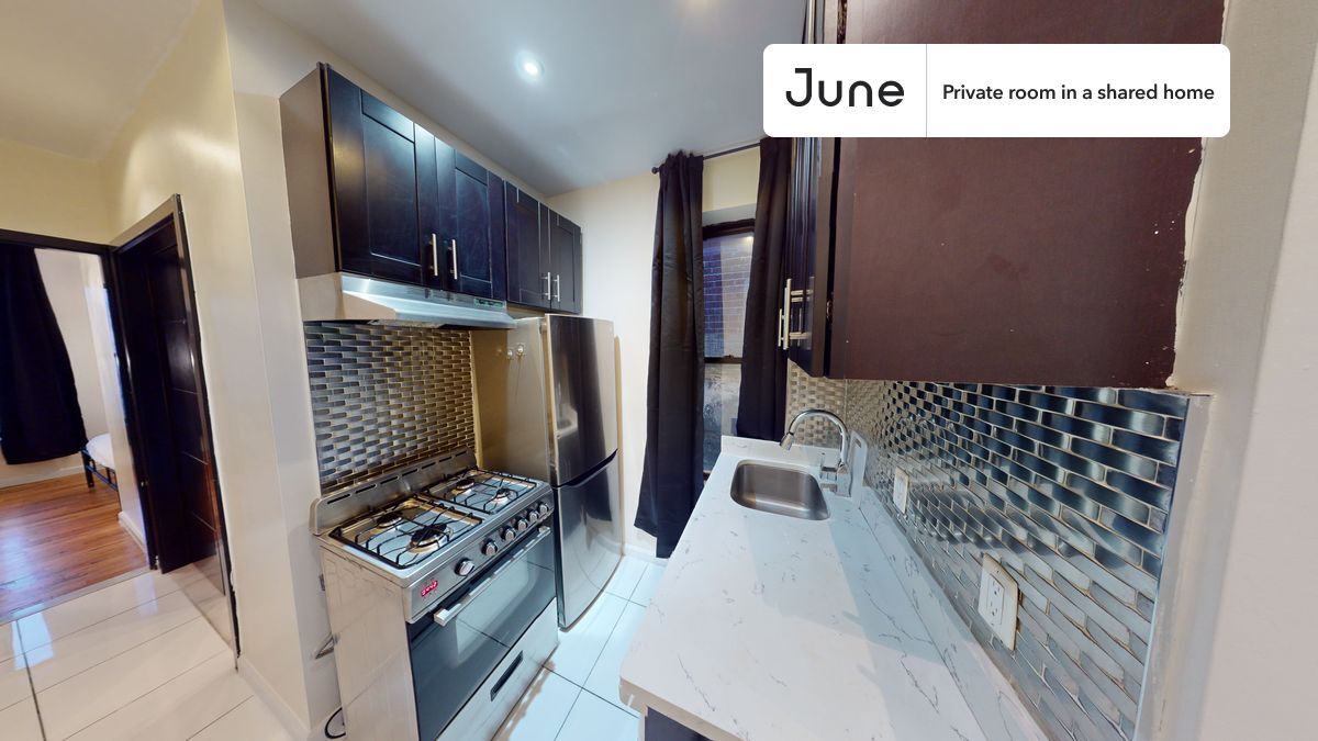 Building Photo - Private bedroom in 3 bed/1 bath Home