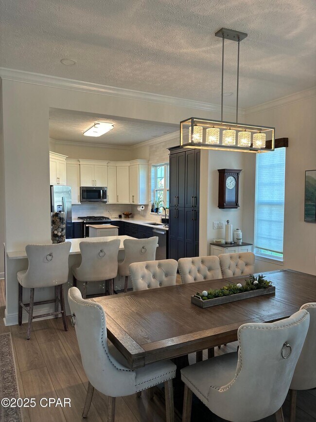 Building Photo - 2115 Country Club Dr