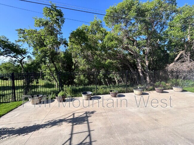 Building Photo - 985 Horsley Cir