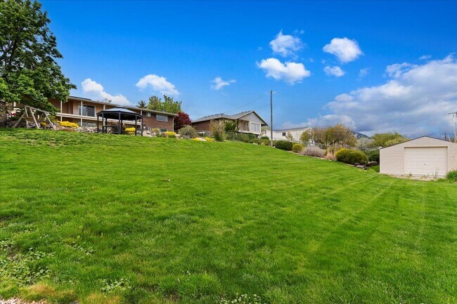 Building Photo - Perfect Family Home! 5 Beds, 3 Baths in Pl...
