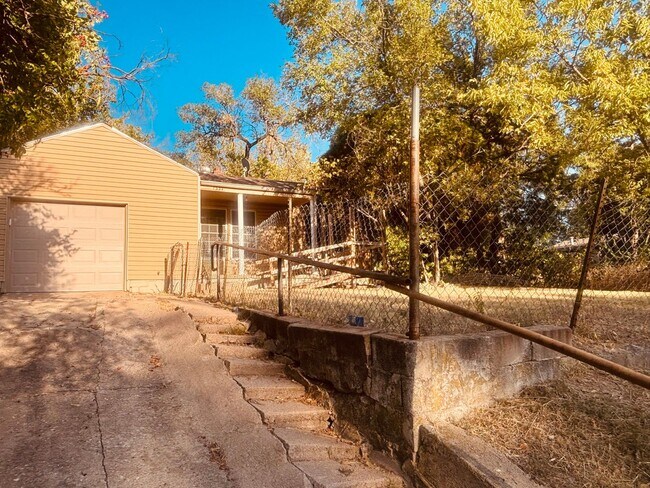 Building Photo - 1334 N Estelle St