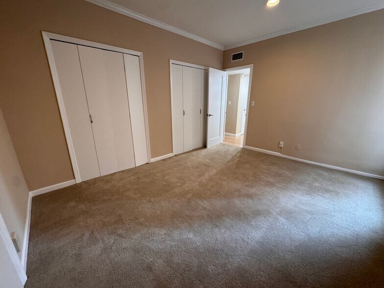 Building Photo - 8550 Holloway Dr