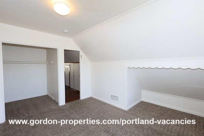 Building Photo - SE 57th Ave - 5 bedroom home with fireplac...
