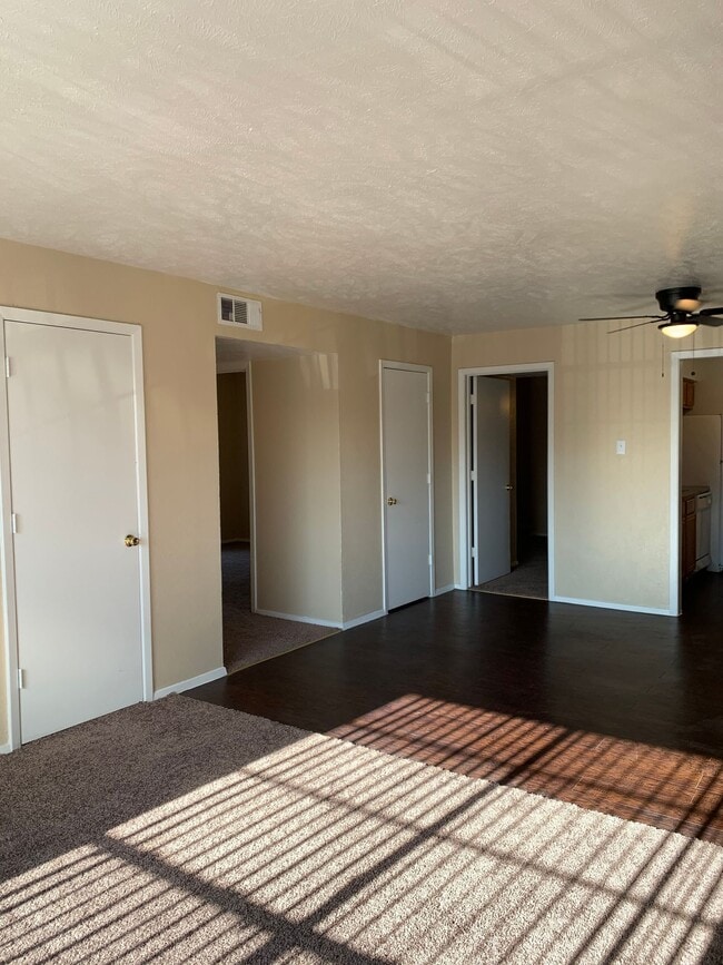 Building Photo - Enjoy Comfortable, Budget-Friendly Living at Marbella Apartments in Dallas, TX