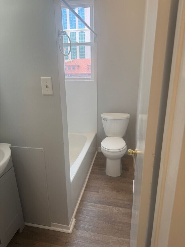 Building Photo - Recently Renovated 1 Bedroom Apartment -- ...