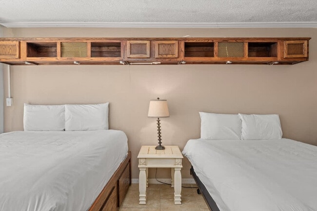 Building Photo - 8817 S Thomas Dr