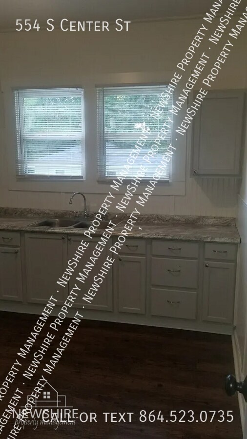 Building Photo - 554 S Center St