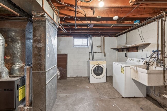 Building Photo - Great Location