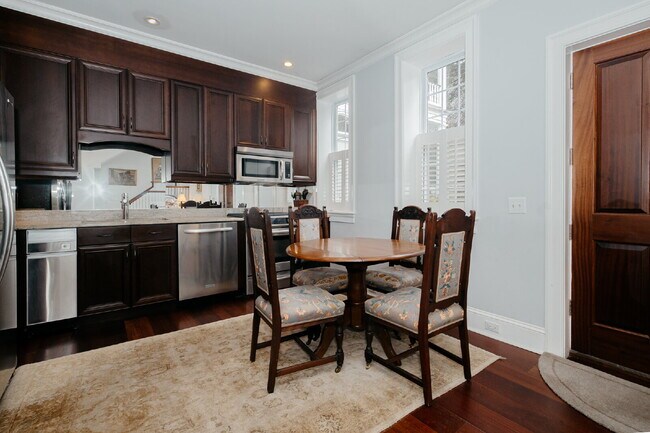 Building Photo - Spacious 1-Bedroom Fully Furnished Townhome in Historic Charleston!