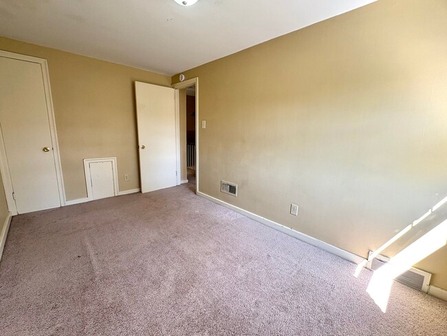 Building Photo - 3 Bedroom 1 Bath Available in Harrisburg!