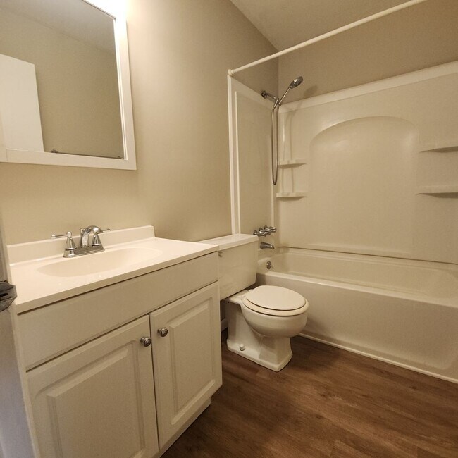 Building Photo - 3 Bedroom, 1.5 Bath Rancher in Established...