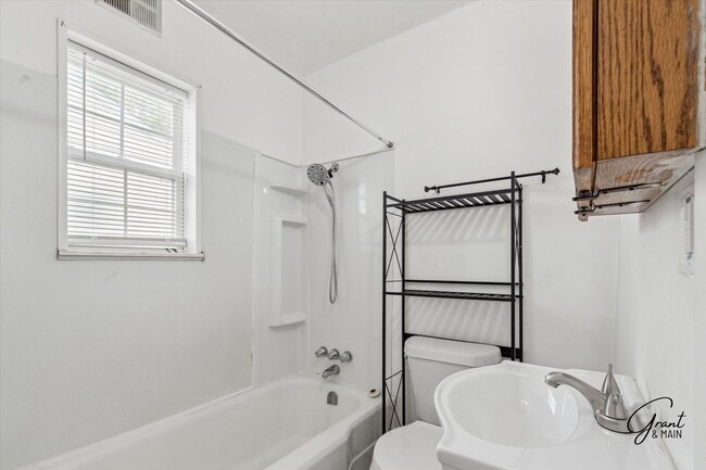 Building Photo - Two Bedroom Home in St Clair Shores - $1,400
