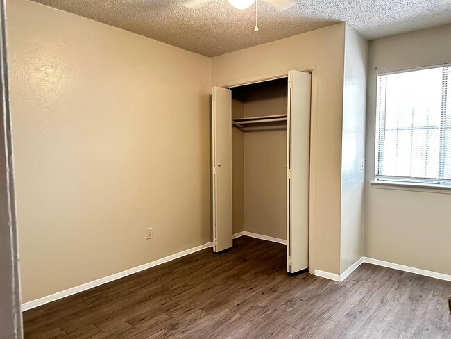 Building Photo - 1102 Hickory Grove Dr