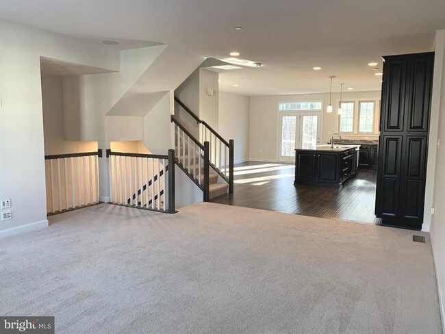 Building Photo - Gorgeous 4bd 3.5bth townhouse in Parkside.