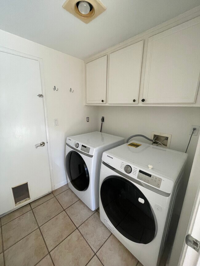 Building Photo - 6471 Kingbird Ln