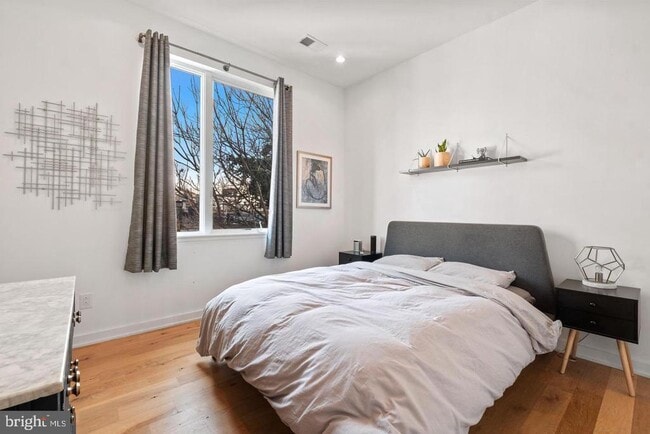 Building Photo - 1617 Hope St