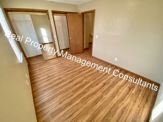 Building Photo - Redbud Ridge 7