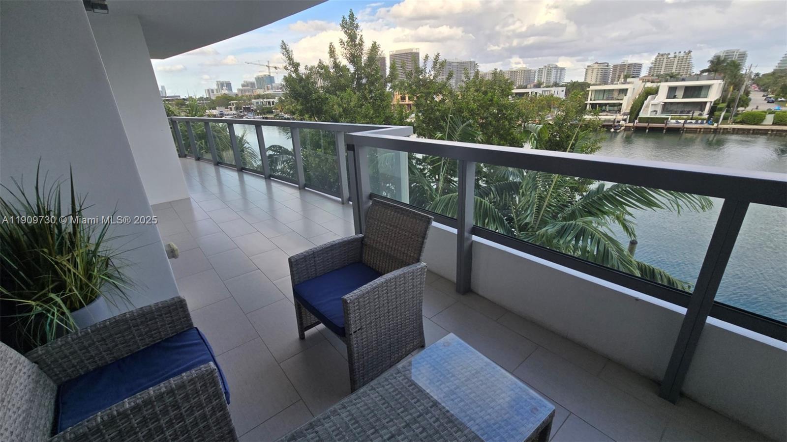 Building Photo - 9261 E Bay Harbor Dr