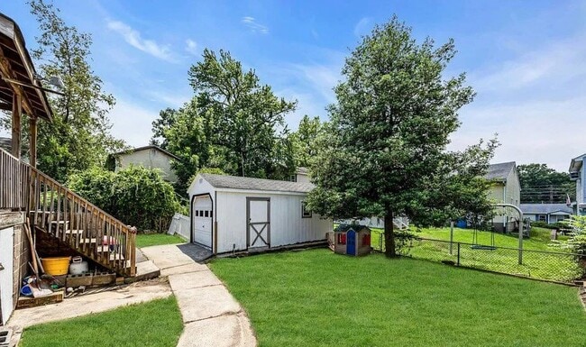 Building Photo - 348 Woodbine Way