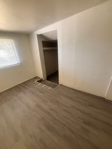 Building Photo - 906 S Farmer Ave