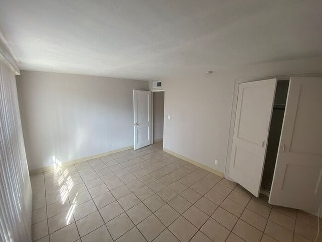 Building Photo - Light-Filled Tucson 2 Bedroom Rental – Mov...