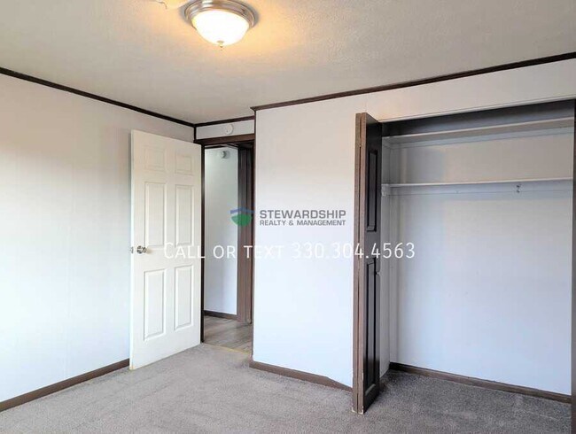 Building Photo - 930 N Ella St