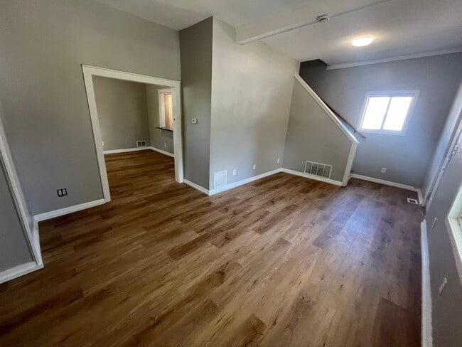 Building Photo - 3 Bed 1.5 Bath- 2 Car Garage