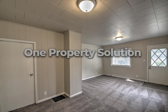 Building Photo - 810 Plain St