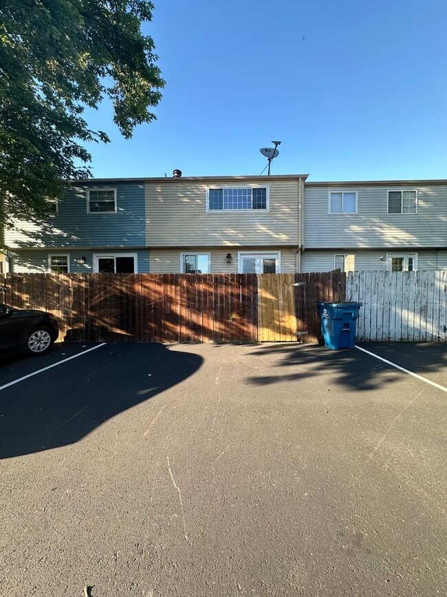 Building Photo - 3BR/2.5BA Townhome for Rent in Middletown - Recently Renovated!