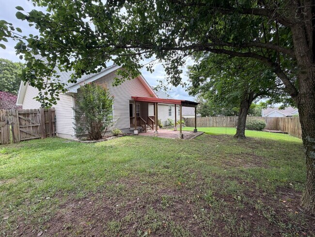 Building Photo - "Charming 3-Bedroom Summerbrooke home with 2 Full Baths with Fenced in, flat back yard”