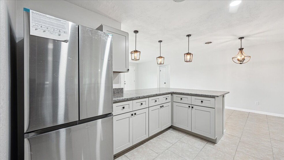 Building Photo - 4800 Key Largo Dr W