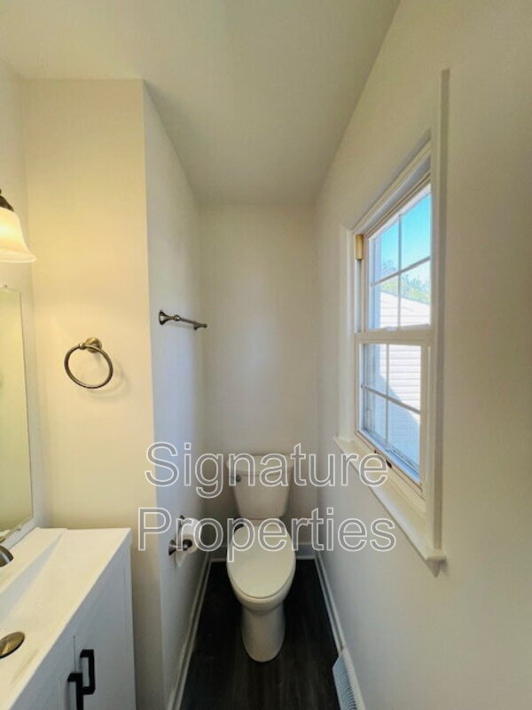 Building Photo - 211 Deerfield Dr