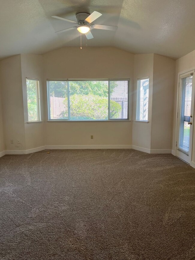 Building Photo - COMPLETELY REMODELED 3 BEDROOM HOUSE IN W. ROSEVILLE!!