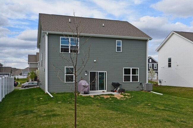 Building Photo - Beautiful 4-Bedroom Home with Modern Finishes & 2 Car Garage!