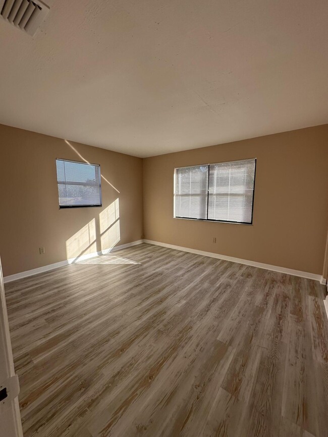 Building Photo - 954 Louisiana Ave