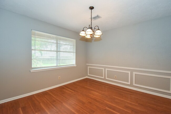 Building Photo - LARGE RECENTLY REMODELED 4 BEDROOM 2.5 BAT...