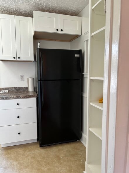 Kitchen - 704 Blenheim Ave