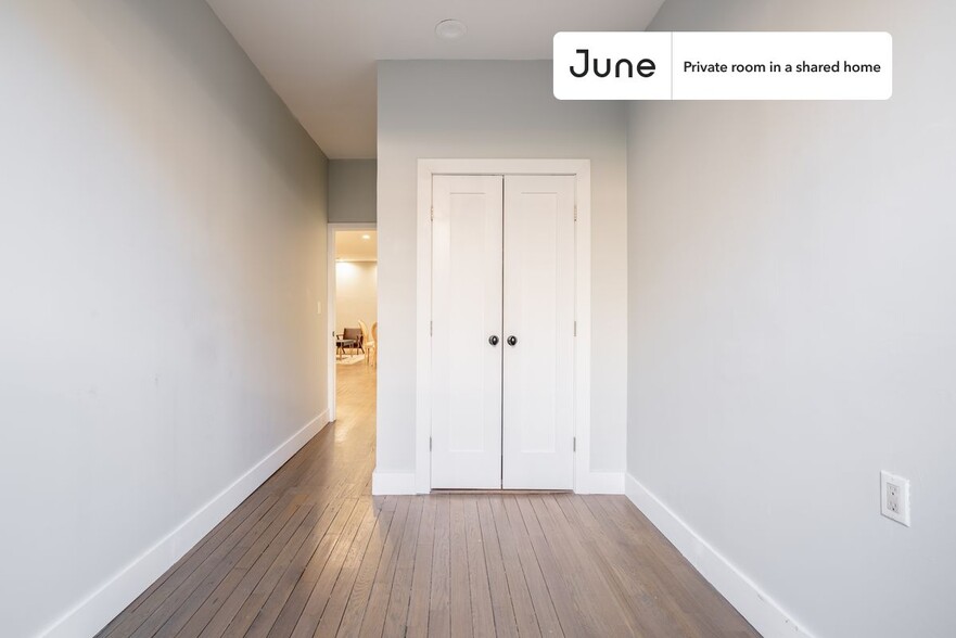 Building Photo - Private bedroom in 4 bed/2 bath Home