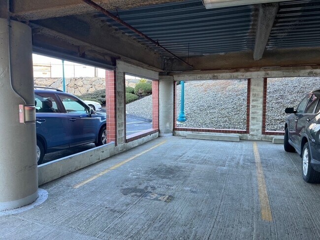 Building Photo - 750 Davol St