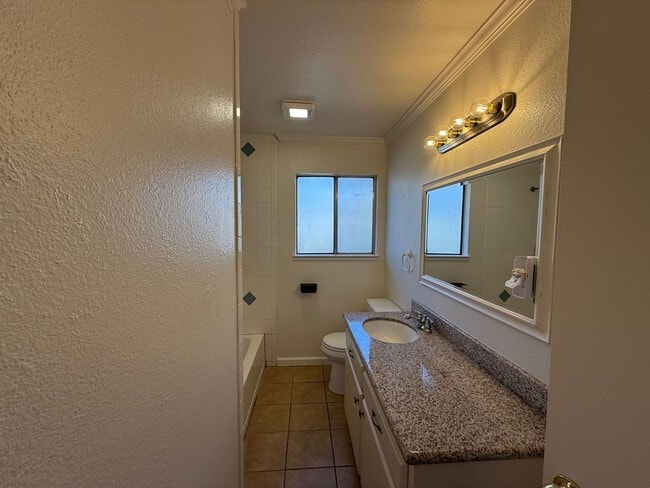 Building Photo - 4-bedroom single story in East Modesto!