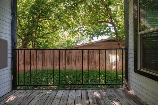 Building Photo - Updated North Austin Condo with Modern Fin...
