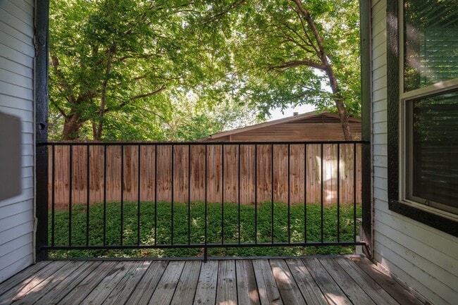 Building Photo - Updated North Austin Condo with Modern Finishes & Community Amenities