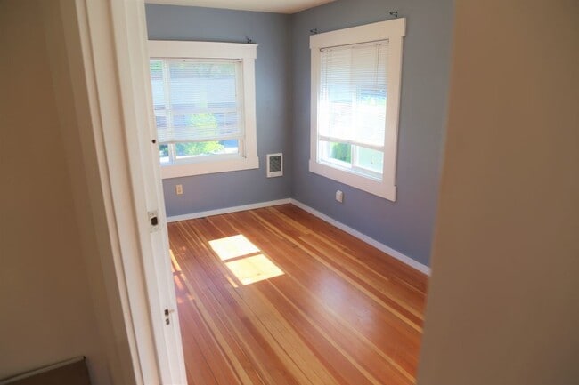 Building Photo - ON MONROE! Remodeled 4 Bed/2 Bath Better than on Campus