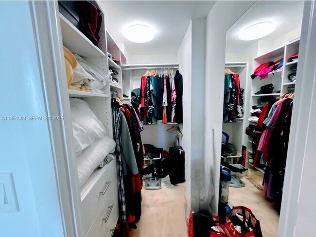 Building Photo - 2030 S Ocean Dr